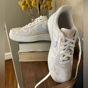AIR FORCE 1 '07 SE JACQ WMNS
"Flower Embroidery", Size 7.5 minimal wear